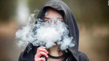 Aumentan las consultas por vapeo en menores y Salud Pública advierte por doble nicotina que cigarrillos vapeadores