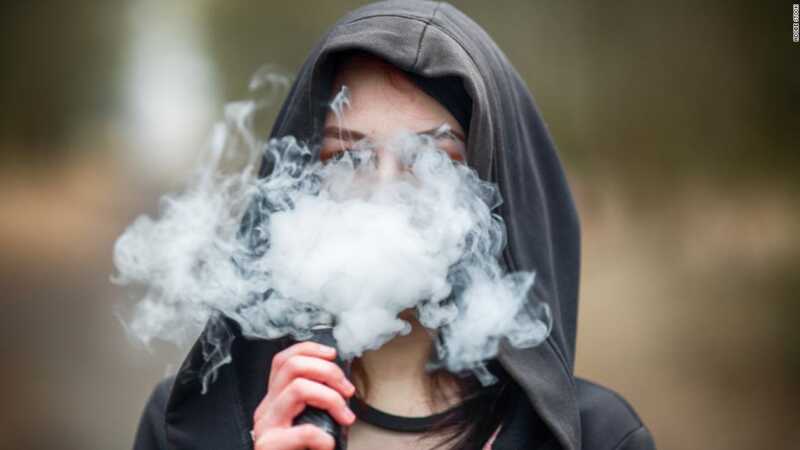 Aumentan las consultas por vapeo en menores y Salud Pública advierte por doble nicotina que cigarrillos vapeadores