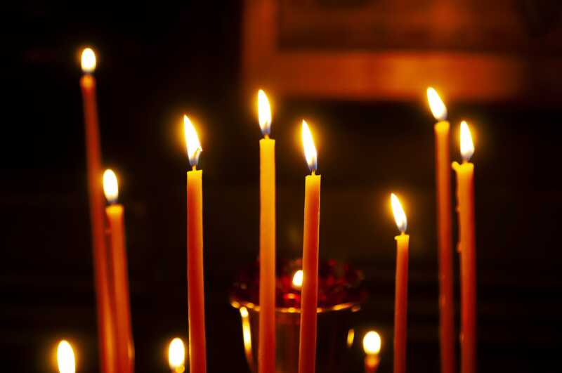 Los 10 rituales de Año Nuevo más populares para atraer el amor y la prosperidad 3 velas ano nuevo - 2