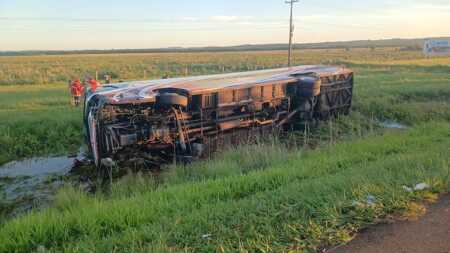 Colectivo con egresados regresaba a Paraguay y volcó: dos muertos y 30 heridos vuelco paraguay