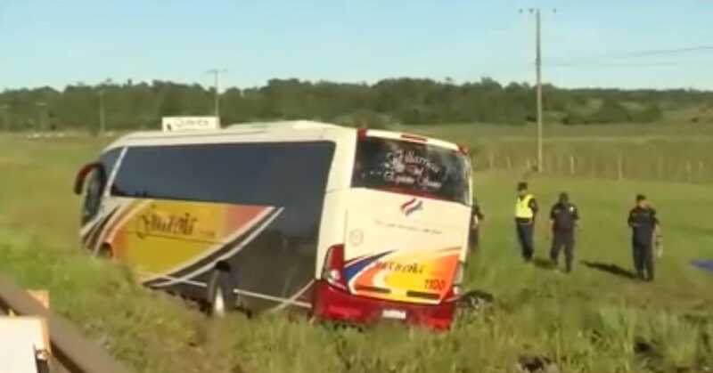 Colectivo con egresados regresaba a Paraguay y volcó: dos muertos y 30 heridos 1 colectivo paraguay