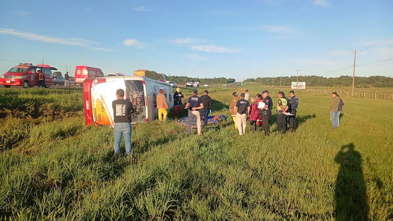 Colectivo con egresados regresaba a Paraguay y volcó: dos muertos y 30 heridos 2 vuelco paraguay