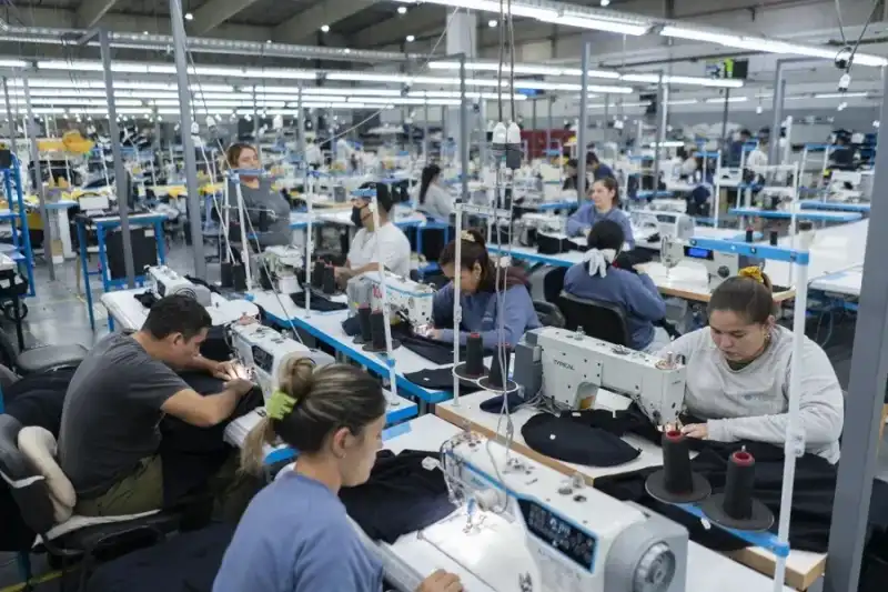 Un par de zapatos dice más que mil discursos 2 zapatos que dicen más que mil discursos milei