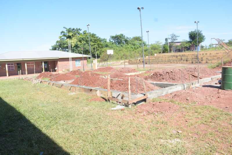 La Municipalidad de Leandro N. Alem financia y construye dos nuevas aulas en la Escuela Provincial N.º 883 3 Los trabajos se desarrollan dentro del predio de la Escuela Provincial N.º 883 y forman parte del plan municipal de fortalecimiento escolar.