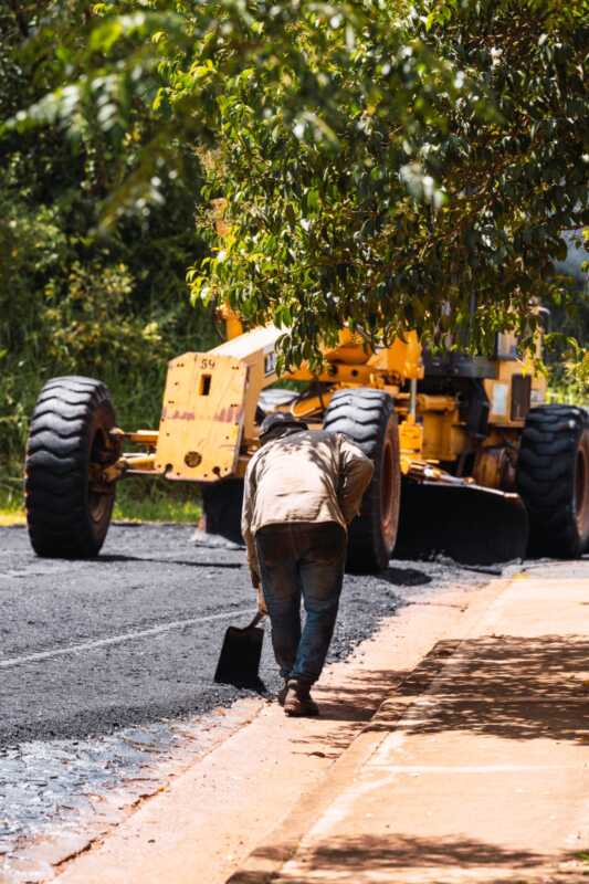 Pavimentación urbana financiada con fondos propios en barrios de Leandro N. Alem.