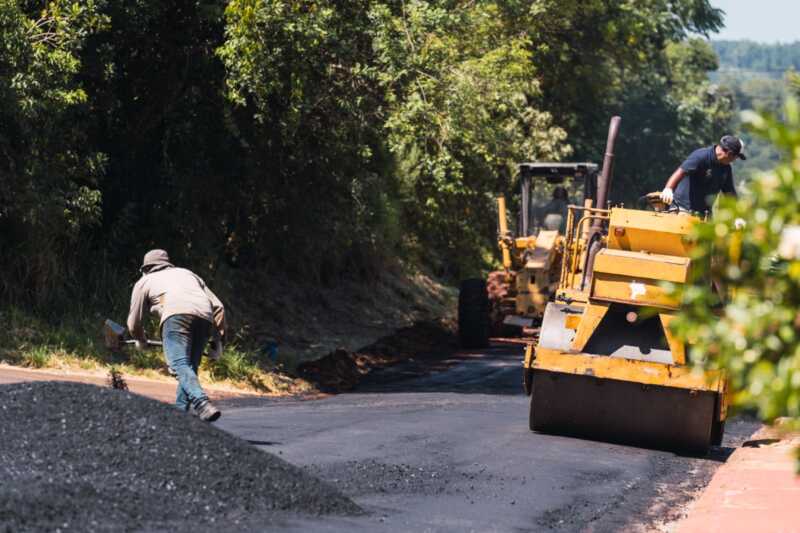 Las obras de asfaltado se realizan íntegramente con recursos propios del municipio.