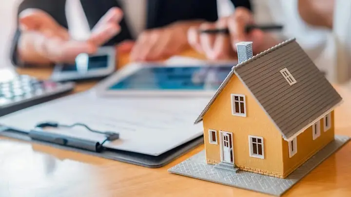 Independizarse en Argentina: el costo de vivir solo supera en un 47% el salario promedio de los jóvenes 2 El sueño de independizarse se posterga: casi la mitad de los jóvenes continúa en el hogar familiar por las dificultades económicas.