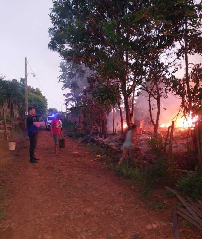 Apóstoles: sofocaron un incendio en una vivienda de Picada La Lencha 2 El siniestro ocurrió en la madrugada y fue sofocado rápidamente, evitando que las llamas se propagaran a casas lindantes.