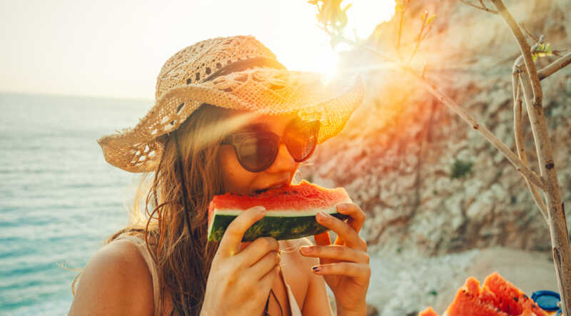 Nutricionistas alertan sobre errores comunes en la alimentación de verano verano