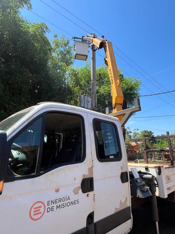 Iguazú refuerza su red eléctrica con nuevas vinculaciones desde estaciones transformadoras 1 Energía de Misiones avanza con trabajos estratégicos para optimizar la distribución de energía y garantizar la continuidad del servicio.