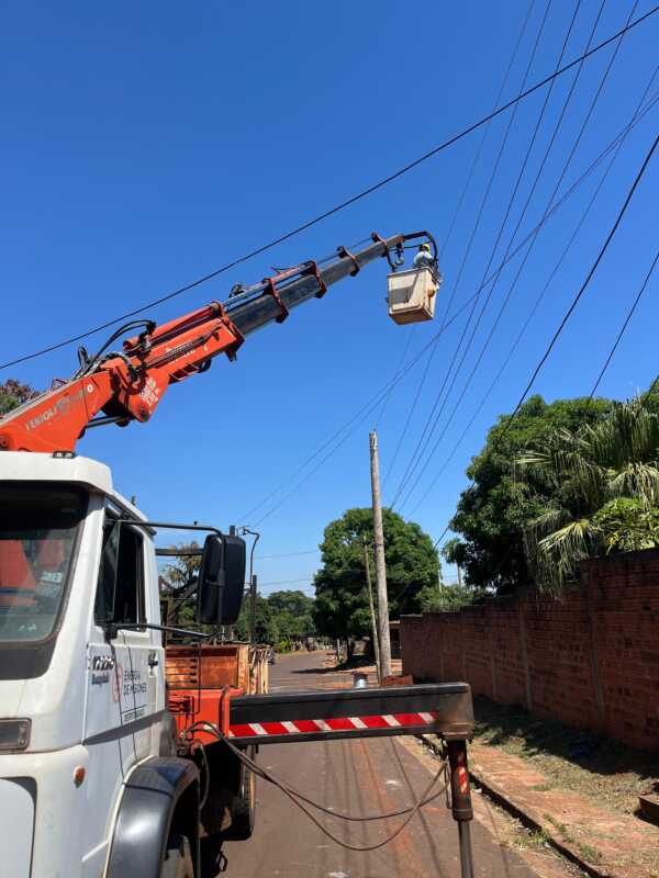 Iguazú refuerza su red eléctrica con nuevas vinculaciones desde estaciones transformadoras 2 Obras de vinculación de líneas desde estaciones transformadoras permiten mejorar la estabilidad del suministro eléctrico en distintos barrios de Puerto Iguazú.
