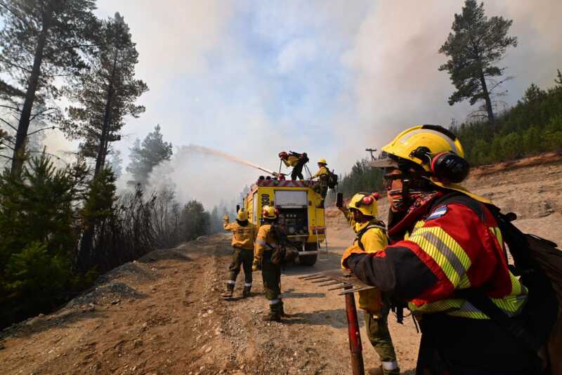 Incendios en Chubut: más de 400 brigadistas combaten el fuego en el Parque Los Alerces 2 Alerta en Chubut: el fuego avanza en el Parque Nacional Los Alerces