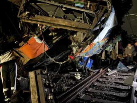 Descarriló un tren en Barcelona: murió el maquinista y hay al menos 20 heridos G I1rXTWUAEUZBw - 1