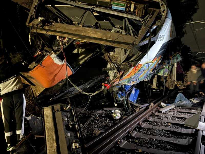 Descarriló un tren en Barcelona: murió el maquinista y hay al menos 20 heridos G I1rXTWUAEUZBw - 1