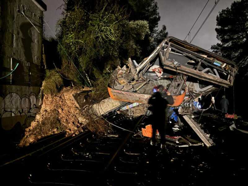 Descarriló un tren en Barcelona: murió el maquinista y hay al menos 20 heridos 2 Nuevo accidente ferroviario en España: un tren descarriló en Barcelona