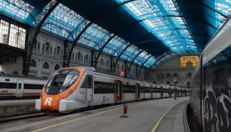Descarriló un tren en Barcelona: murió el maquinista y hay al menos 20 heridos 4 G I2OdzXYAAfdyU - 3