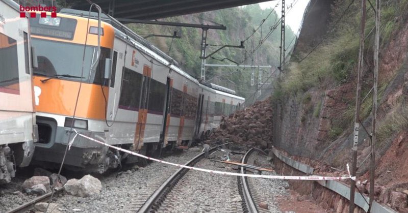 Descarriló un tren en Barcelona: murió el maquinista y hay al menos 20 heridos 6 G It88oWsAI7nI8 - 5