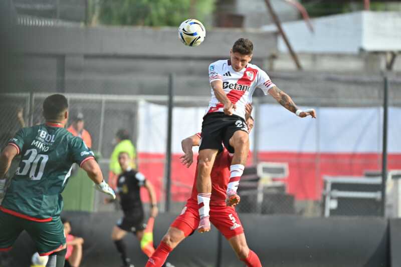River debutó con triunfo ante Barracas en un partido cargado de polémica 4 G dYq6MWoAATZdw - 3