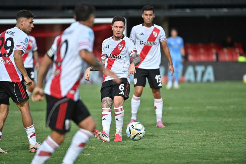 River debutó con triunfo ante Barracas en un partido cargado de polémica - 1