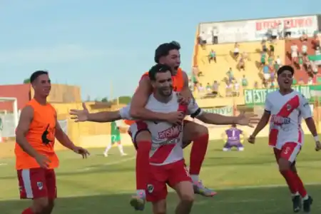 Guaraní dio el golpe en Corrientes y quedó a un paso de la final del Regional Amateur Juan Eluchans confirmó su continuidad como DT principal de Guaraní tras la salida de la dupla con Dutto y habló del ascenso, el plantel y los objetivos 2026.