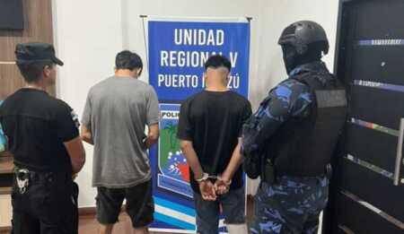 Puerto Iguazú: detenciones, drogas y municiones secuestradas tras allanamientos por robos armados Allanamientos simultáneos en los barrios 25 de Mayo y Santa Rosa de Puerto Iguazú dejaron dos detenidos y el secuestro de drogas, municiones y motocicletas.