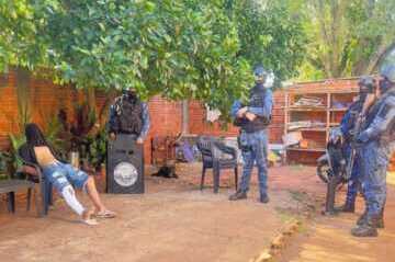 Puerto Iguazú: detenciones, drogas y municiones secuestradas tras allanamientos por robos armados 1 El procedimiento policial incluyó el uso de drones, detenciones y el secuestro de estupefacientes, dinero en efectivo y municiones.