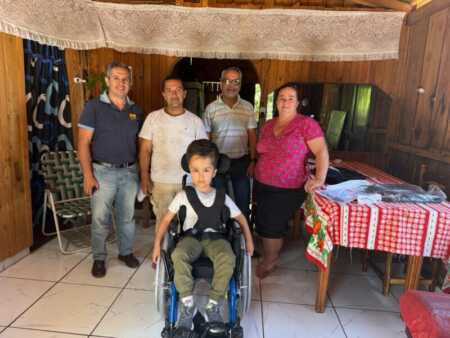 El programa Incluir Salud distribuyó equipamiento postural a beneficiarios de dos localidades de la provincia.