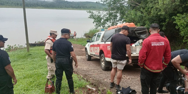 Misiones: intensa búsqueda de un suboficial que desapareció tras el vuelco de una canoa suboficial