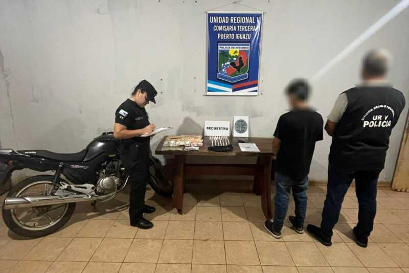 Cayó un “motodealer” con cocaína lista para distribuir en Puerto Iguazú El joven de 19 años intentó evadir un control vehicular y fue interceptado con droga lista para su presunta distribución.