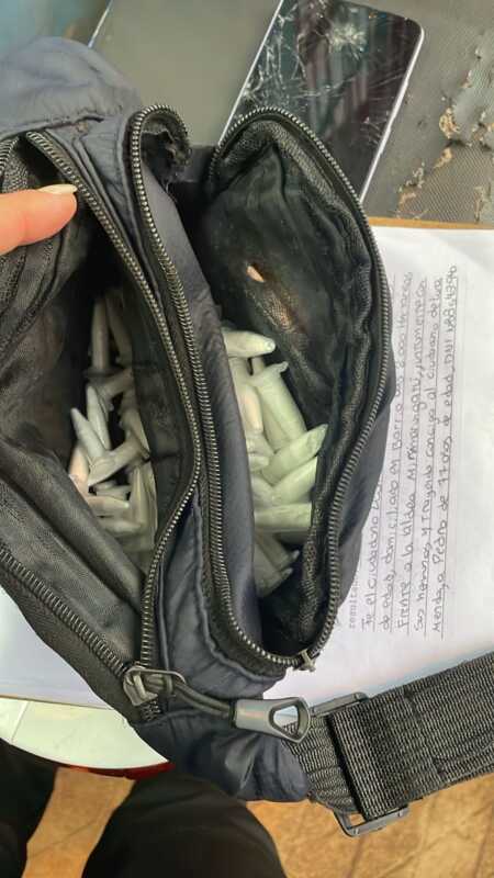 Cayó un “motodealer” con cocaína lista para distribuir en Puerto Iguazú 2 La sustancia incautada fue sometida a test orientativo por la División Drogas Peligrosas y confirmada como clorhidrato de cocaína.
