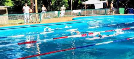 Más de 160 participantes en el inicio del Provincial de natación 2026 en Jardín América natación