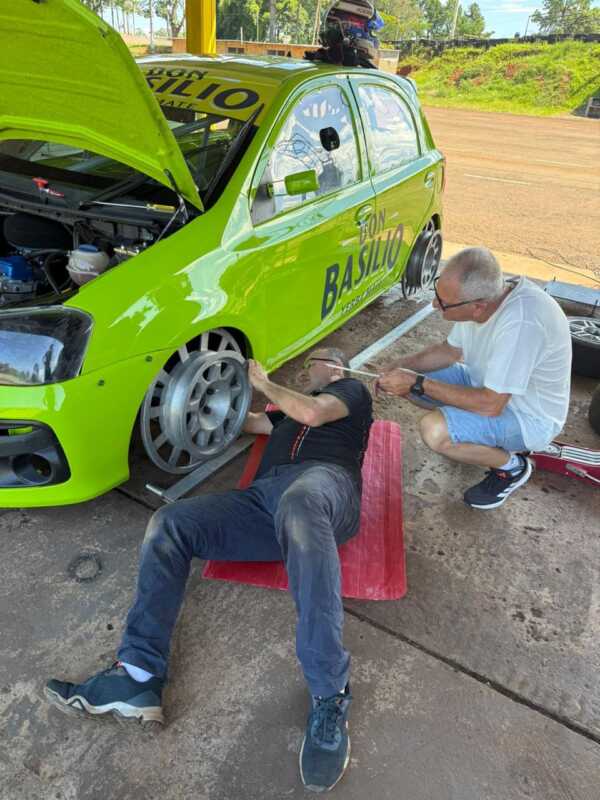 Okulovich probó el Toyota Etios de Clase 3 en Oberá 2 El piloto misionero probó su vehículo en Oberá