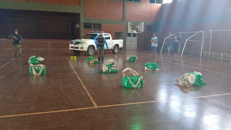 Prefectura incautó más de 215 kilos de marihuana ocultos en la costa del río Paraná Prefectura