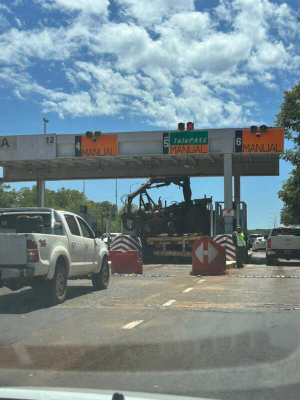 Peaje Santa Ana liberado por incidente camión que transportaba máquinas viales