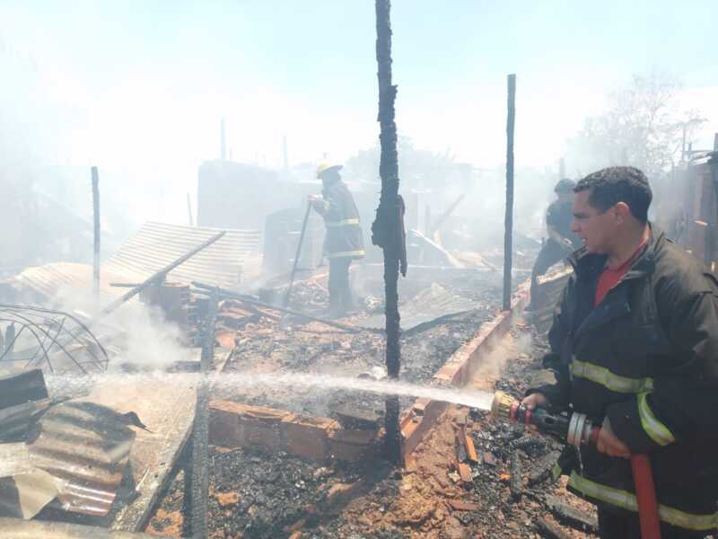 Incendio en Posadas: vecinos perdieron todo y lanzan colecta solidaria 2 Lanzan colecta solidaria tras el voraz incendio que arrasó con varias viviendas en Posadas