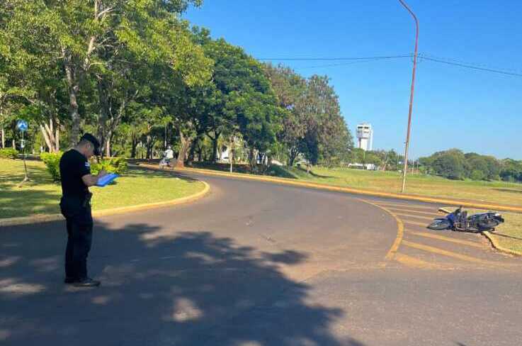 Siniestro vial en Posadas: una motociclista grave y un vehículo prófugo WhatsApp Image 2026 01 25 at 21.06.29 e1769387314774 - 1