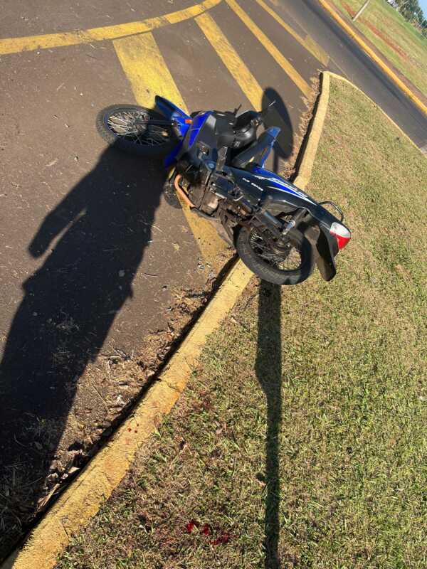 Siniestro vial en Posadas: una motociclista grave y un vehículo prófugo 2 Siniestro vial en Posadas: investigan a un auto blanco que habría embestido a una motociclista