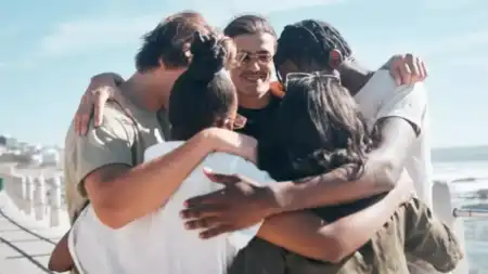 21 de enero: el mundo celebra el Día Internacional del Abrazo El abrazo como gesto silencioso que transmite cuidado y presencia.