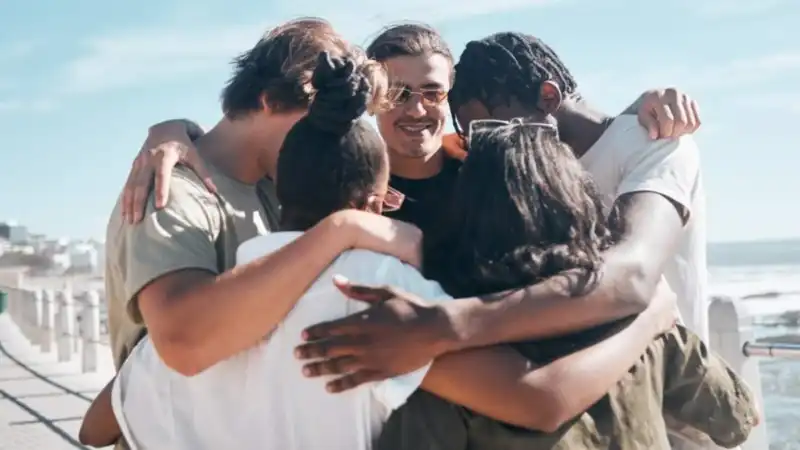 El abrazo como gesto silencioso que transmite cuidado y presencia.