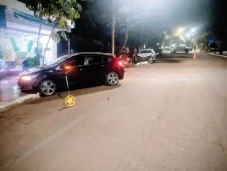 Conductor alcoholizado perdió el control y destrozó dos vehículos estacionados alcohol