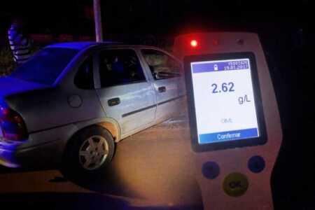 Un Chevrolet Corsa Classic despistó en el barrio EMSA de San Pedro y su conductor dio positivo en el test de alcoholemia, sin registrarse personas lesionadas.