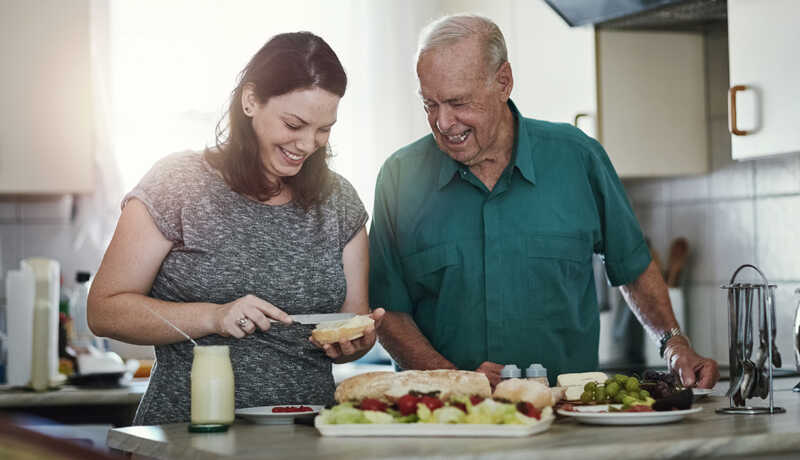 Claves para mantenerse hidratado y con buena alimentación ante el calor extremo en Misiones 8 alimentacion verano adulto mayores - 7