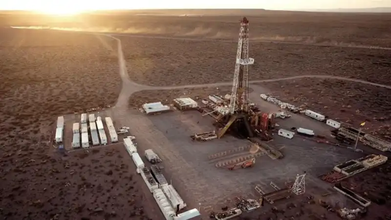 La caída de Maduro sacude el tablero económico argentino: petróleo, Vaca Muerta y bonos en la mira argenti