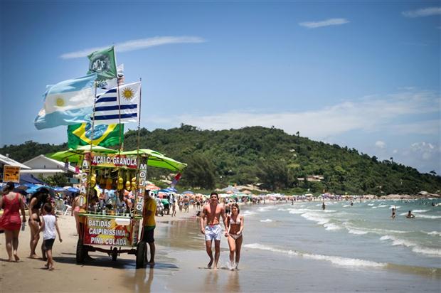 Reservas y turismo: cayó 42% el déficit de servicios en abril por una menor demanda de dólares para viajes al exterior 2 La menor demanda de divisas para viajes internacionales contribuyó a aliviar el rojo de la cuenta servicios y favoreció la estrategia oficial de acumulación de reservas.