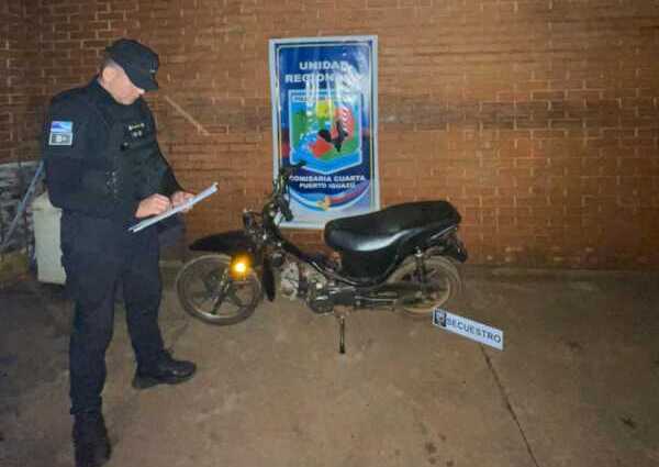 Asalto a un delivery en Puerto Iguazú: un padre colaboró con la Justicia y entregó a su hijo La motocicleta robada fue hallada en una zona de malezas del barrio Las Araucarias tras la colaboración del padre de uno de los implicados.