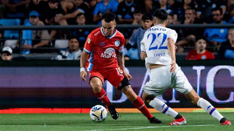 Apertura 2026: Terminó la fecha 2 y mañana empieza la tercera jornada 4 La fecha 2 del Torneo Apertura 2026 dejó triunfos clave de Lanús, Defensa y Justicia y Sarmiento, además de empates en Córdoba y Río Cuarto. Este viernes comienza la fecha 3 con partidos destacados como Independiente–Vélez y San Lorenzo–Central Córdoba.
Palabras clave
Torneo Apertura 2026, Liga Profesional, fecha 2, fecha 3, Lanús, Defensa y Justicia, Belgrano, Tigre, Independiente, Vélez, San Lorenzo
Cómo terminó la fecha 2 del Torneo Apertura 2026
La segunda jornada del Torneo Apertura de la Liga Profesional se cerró este jueves con partidos intensos, goles decisivos y posiciones que empiezan a marcar tendencia en ambas zonas del campeonato.
Defensa y Justicia ganó en el Bajo Flores y sumó su primer triunfo
Defensa y Justicia consiguió su primera victoria en el certamen al imponerse por 1 a 0 ante Deportivo Riestra en el estadio Guillermo Laza. El único gol del partido fue obra de Rubén Botta, quien definió de manera brillante tras una asistencia aérea de Aaron Molinas.
El equipo de Mariano Soso fue superior en el desarrollo y supo sostener la ventaja en un complemento friccionado. Riestra, en tanto, acumula dos derrotas consecutivas en el inicio del 2026.
Belgrano y Tigre repartieron puntos en Córdoba
En el estadio Julio César Villagra, Belgrano igualó 1 a 1 frente a Tigre en un encuentro parejo por la Zona B. La visita se había puesto en ventaja con el tanto de David Romero, pero el “Pirata” llegó al empate a través de Lautaro Gutiérrez.
Con este resultado, ambos equipos quedaron con cuatro unidades y se mantienen en la pelea en la zona media de la tabla.
Lanús venció a Unión y es líder de la Zona A
Lanús aprovechó la superioridad numérica y derrotó por 2 a 1 a Unión de Santa Fe en el sur bonaerense. Ramiro Carrera y Marcelino Moreno marcaron para el “Granate”, mientras que Cristian Tarragona descontó para el “Tatengue”.
El conjunto dirigido por Mauricio Pellegrino suma puntaje ideal y lidera la Zona A tras dos fechas disputadas.
Sarmiento ganó con lo justo ante Banfield
Sarmiento se impuso por 1 a 0 ante Banfield en Junín, en un partido cerrado que se resolvió con un penal convertido por Diego Churín en tiempo de descuento del primer tiempo. El “Taladro” jugó gran parte del encuentro con un hombre menos por la expulsión de Nicolás Meriano.
Empate sin goles en Río Cuarto
Argentinos Juniors no pudo romper el cero ante Estudiantes de Río Cuarto como visitante. El “Bicho” desperdició un penal sobre el final en los pies de Tomás Molina y debió conformarse con un punto, en un duelo donde el arquero Renzo Bacchia fue figura.
Cómo empieza mañana la fecha 3 del Torneo Apertura
La tercera fecha del campeonato se pondrá en marcha este viernes con una agenda cargada de partidos atractivos en distintos puntos del país.
Viernes: partidos y horarios
17:30 – San Lorenzo vs. Central Córdoba de Santiago del Estero
19:45 – Independiente vs. Vélez Sarsfield
22:00 – Atlético Tucumán vs. Huracán
22:00 – Talleres de Córdoba vs. Platense
Con Lanús como líder de la Zona A y varios equipos buscando afirmarse en la Zona B, la fecha 3 promete seguir marcando el pulso de un Torneo Apertura que empieza a entrar en ritmo y a definir protagonistas.
Si querés, en el próximo mensaje puedo:
Ajustar el título para SEO puro
Hacer una bajada más noticiosa
O adaptar la nota al formato agencia / web / redes
dame una bajada de una oración cortita
La fecha 2 del Torneo Apertura 2026 se cerró con triunfos clave y empates ajustados, mientras este viernes se pone en marcha la tercera jornada con partidos destacados.
amplia la bajada original para que sean 2 párrafos
La fecha 2 del Torneo Apertura 2026 se cerró con triunfos clave como los de Lanús, Defensa y Justicia y Sarmiento, además de empates que mantuvieron la paridad en ambas zonas del campeonato.
Desde este viernes comenzará a disputarse la fecha 3, con una agenda cargada de encuentros destacados que pueden empezar a marcar el rumbo del certamen y confirmar a los primeros protagonistas de la temporada.