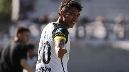 Apertura 2026: Terminó la fecha 2 y mañana empieza la tercera jornada 3 La fecha 2 del Torneo Apertura 2026 dejó triunfos clave de Lanús, Defensa y Justicia y Sarmiento, además de empates en Córdoba y Río Cuarto. Este viernes comienza la fecha 3 con partidos destacados como Independiente–Vélez y San Lorenzo–Central Córdoba.Palabras clave
Torneo Apertura 2026, Liga Profesional, fecha 2, fecha 3, Lanús, Defensa y Justicia, Belgrano, Tigre, Independiente, Vélez, San Lorenzo
Cómo terminó la fecha 2 del Torneo Apertura 2026
La segunda jornada del Torneo Apertura de la Liga Profesional se cerró este jueves con partidos intensos, goles decisivos y posiciones que empiezan a marcar tendencia en ambas zonas del campeonato.
Defensa y Justicia ganó en el Bajo Flores y sumó su primer triunfo
Defensa y Justicia consiguió su primera victoria en el certamen al imponerse por 1 a 0 ante Deportivo Riestra en el estadio Guillermo Laza. El único gol del partido fue obra de Rubén Botta, quien definió de manera brillante tras una asistencia aérea de Aaron Molinas.
El equipo de Mariano Soso fue superior en el desarrollo y supo sostener la ventaja en un complemento friccionado. Riestra, en tanto, acumula dos derrotas consecutivas en el inicio del 2026.
Belgrano y Tigre repartieron puntos en Córdoba
En el estadio Julio César Villagra, Belgrano igualó 1 a 1 frente a Tigre en un encuentro parejo por la Zona B. La visita se había puesto en ventaja con el tanto de David Romero, pero el “Pirata” llegó al empate a través de Lautaro Gutiérrez.
Con este resultado, ambos equipos quedaron con cuatro unidades y se mantienen en la pelea en la zona media de la tabla.
Lanús venció a Unión y es líder de la Zona A
Lanús aprovechó la superioridad numérica y derrotó por 2 a 1 a Unión de Santa Fe en el sur bonaerense. Ramiro Carrera y Marcelino Moreno marcaron para el “Granate”, mientras que Cristian Tarragona descontó para el “Tatengue”.
El conjunto dirigido por Mauricio Pellegrino suma puntaje ideal y lidera la Zona A tras dos fechas disputadas.
Sarmiento ganó con lo justo ante Banfield
Sarmiento se impuso por 1 a 0 ante Banfield en Junín, en un partido cerrado que se resolvió con un penal convertido por Diego Churín en tiempo de descuento del primer tiempo. El “Taladro” jugó gran parte del encuentro con un hombre menos por la expulsión de Nicolás Meriano.
Empate sin goles en Río Cuarto
Argentinos Juniors no pudo romper el cero ante Estudiantes de Río Cuarto como visitante. El “Bicho” desperdició un penal sobre el final en los pies de Tomás Molina y debió conformarse con un punto, en un duelo donde el arquero Renzo Bacchia fue figura.
Cómo empieza mañana la fecha 3 del Torneo Apertura
La tercera fecha del campeonato se pondrá en marcha este viernes con una agenda cargada de partidos atractivos en distintos puntos del país.
Viernes: partidos y horarios
17:30 – San Lorenzo vs. Central Córdoba de Santiago del Estero
19:45 – Independiente vs. Vélez Sarsfield
22:00 – Atlético Tucumán vs. Huracán
22:00 – Talleres de Córdoba vs. Platense
Con Lanús como líder de la Zona A y varios equipos buscando afirmarse en la Zona B, la fecha 3 promete seguir marcando el pulso de un Torneo Apertura que empieza a entrar en ritmo y a definir protagonistas.
Si querés, en el próximo mensaje puedo:
Ajustar el título para SEO puro
Hacer una bajada más noticiosa
O adaptar la nota al formato agencia / web / redes
dame una bajada de una oración cortita
La fecha 2 del Torneo Apertura 2026 se cerró con triunfos clave y empates ajustados, mientras este viernes se pone en marcha la tercera jornada con partidos destacados.
amplia la bajada original para que sean 2 párrafos
La fecha 2 del Torneo Apertura 2026 se cerró con triunfos clave como los de Lanús, Defensa y Justicia y Sarmiento, además de empates que mantuvieron la paridad en ambas zonas del campeonato.
Desde este viernes comenzará a disputarse la fecha 3, con una agenda cargada de encuentros destacados que pueden empezar a marcar el rumbo del certamen y confirmar a los primeros protagonistas de la temporada.