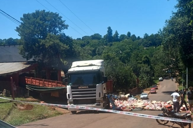Insólito: camión cargado con cervezas despistó, volcó y vecinos se llevaron la mercadería camión