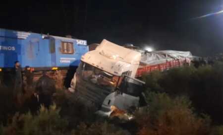 Se salvó de milagro: camionero misionero fue chocado por un tren en San Juan camionero misionero chocó un tren san juan