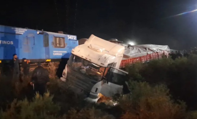 Se salvó de milagro: camionero misionero fue chocado por un tren en San Juan camionero misionero chocó un tren san juan
